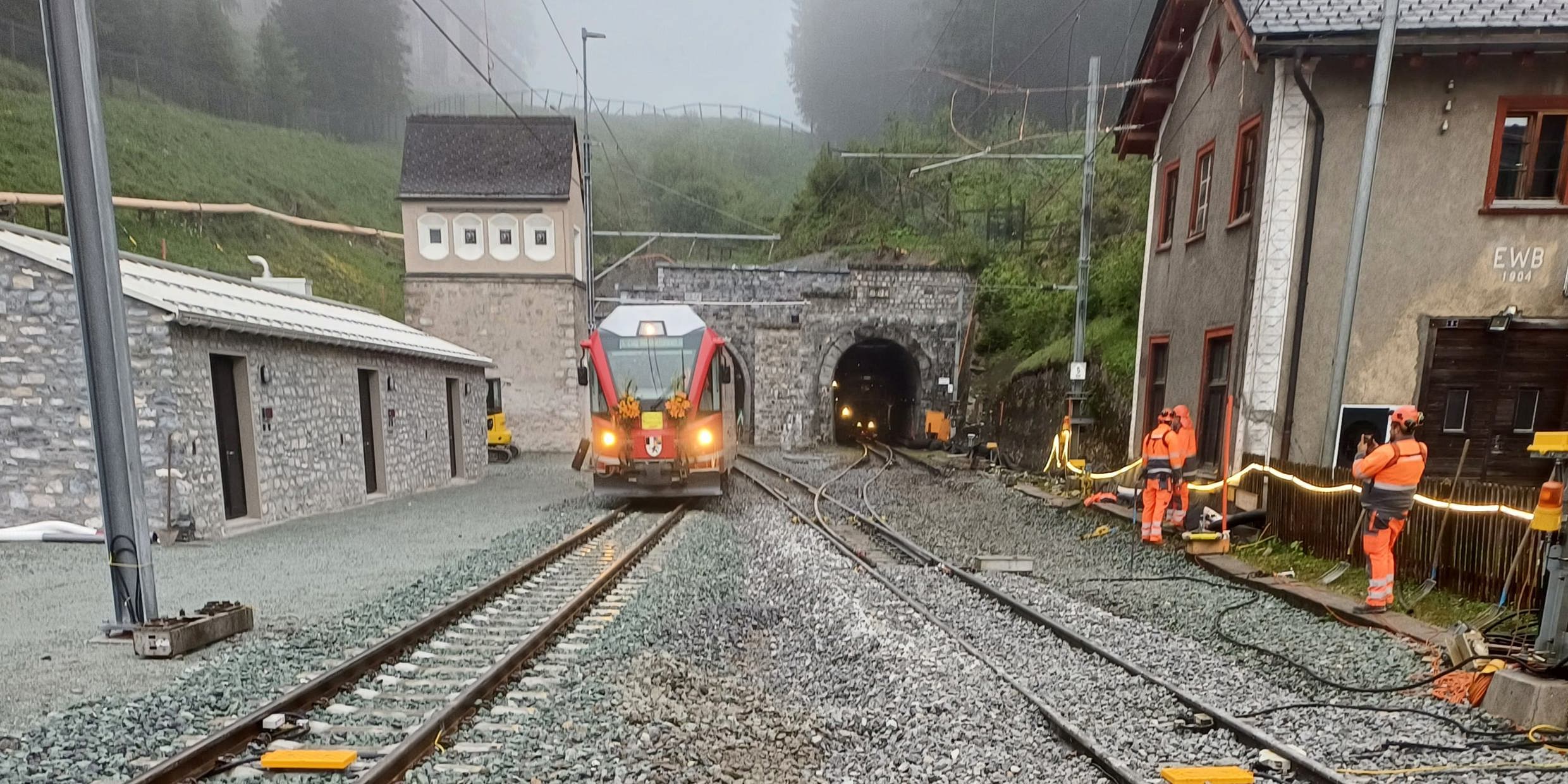 Une image du tunnel de l'Albula nouvellement ouvert, alors que le premier train régulier des Chemins de fer rhétiques y passe.